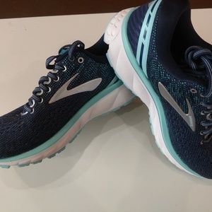Brooks Woman Ghost 11 size 7
